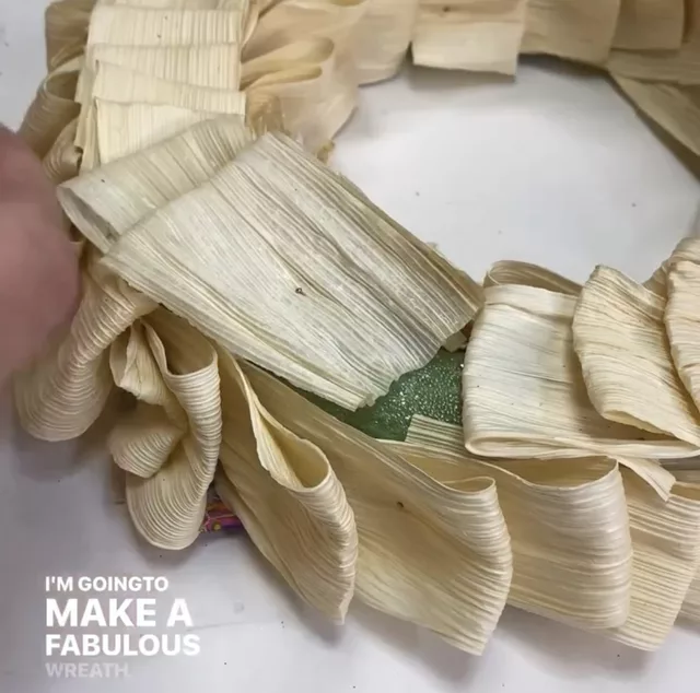 how to make a corn husk wreath 