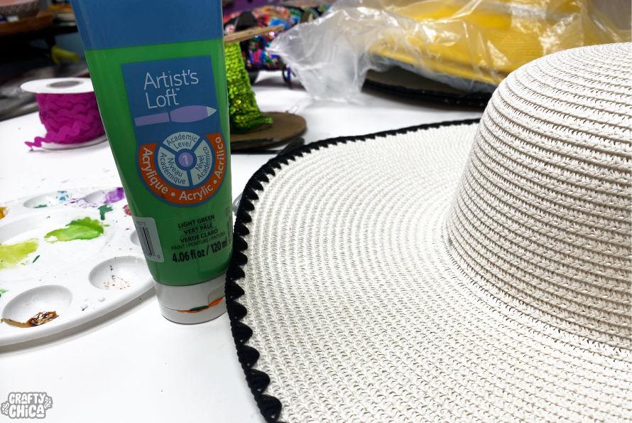 Why you need this painted hat tutorial! #craftychica #paintedhats
