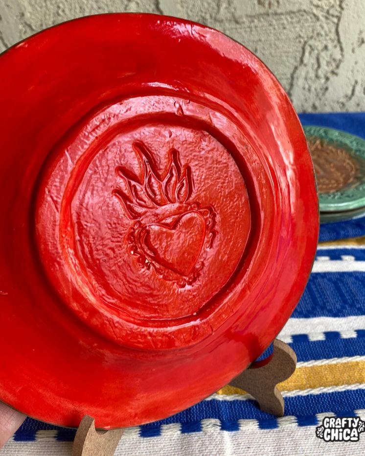 How to make stamped clay plates #craftychica #ceramics