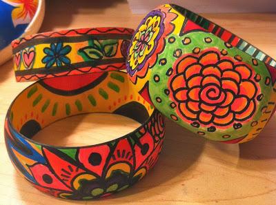Use markers to create beautiful doodle art bangles. #craftychica #diybangles