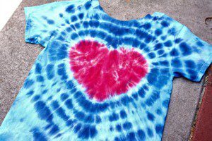 DIY tie-dye heart shirt #craftychica #tiedyeheart #tiedyeshirt