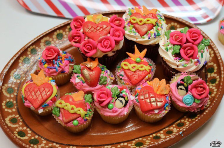 How to make sacred heart cupcakes #craftychica #corazoncupcakes