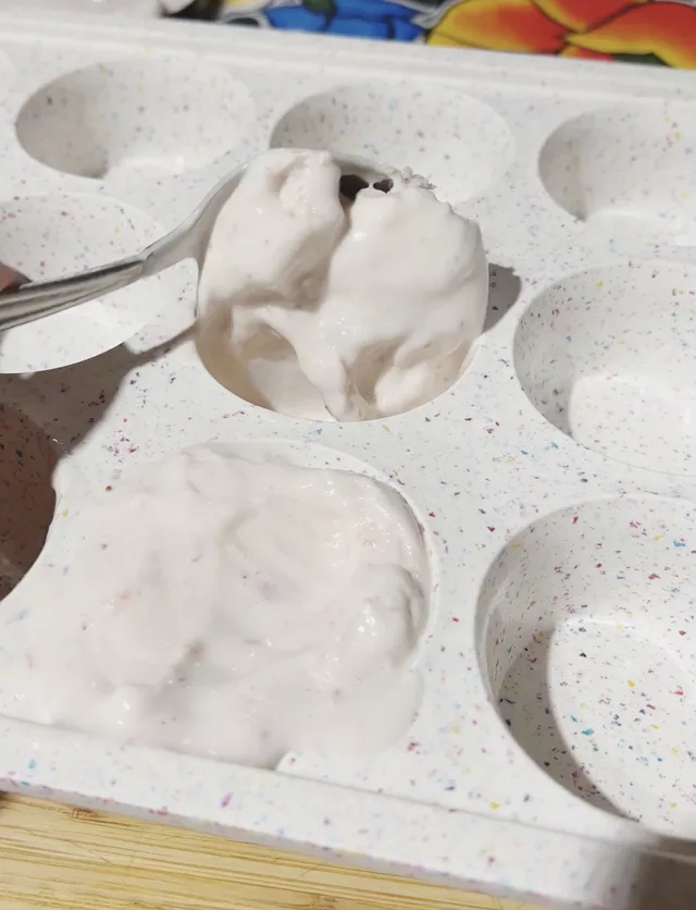 ice cream cupcakes - Spoon ice cream in cupcake molds
