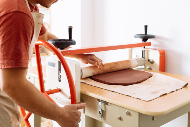 Ceramics: 5 ways to make clay slabs without a slab roller - Crafty Chica